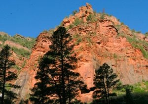 A red rock cliff on the Ponderosa Gorge