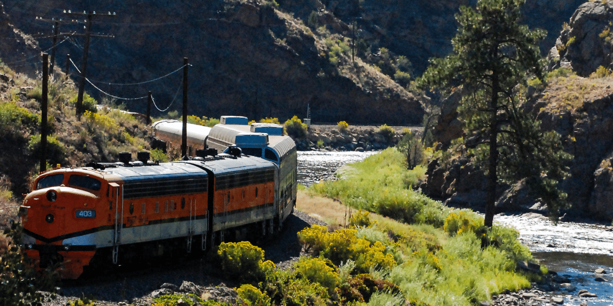 Royal gorge train winding next to the canyon.